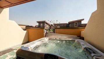 Condo, 2 habitaciones | Tina de hidromasaje al aire libre