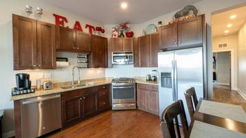 Condo, 2 habitaciones | Cocina privada | Refrigerador, horno, cafetera y tetera y tostadora