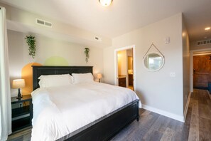 Condo, 2 Bedrooms | 2 bilik tidur, seterika/papan seterika, Wi-fi percuma 