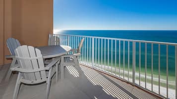 Kondominium, 2 kamar tidur | Tempat makan outdoor