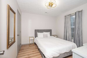 2 bedrooms, desk, iron/ironing board, WiFi
