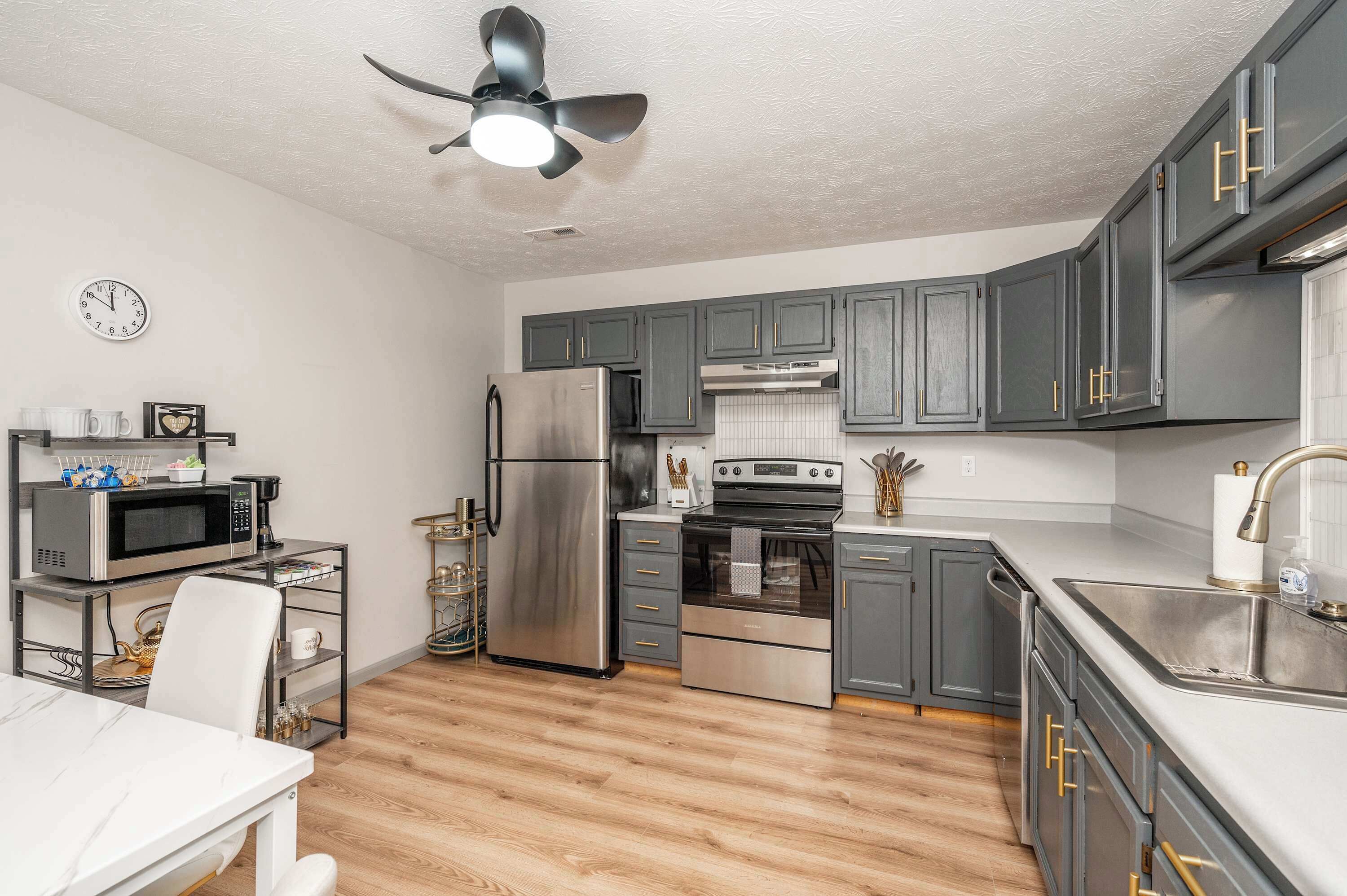Coffee/tea maker, fridge, microwave, oven