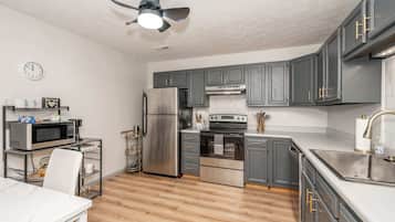 Coffee/tea maker, fridge, microwave, oven