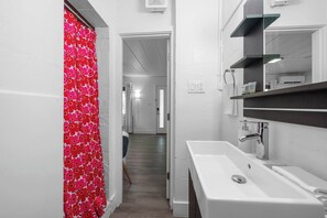 Shower, hair dryer, towels - Chic City Retreat 87 (Columbus)