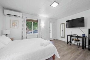 Escritorio, tabla de planchar con plancha, wifi y ropa de cama