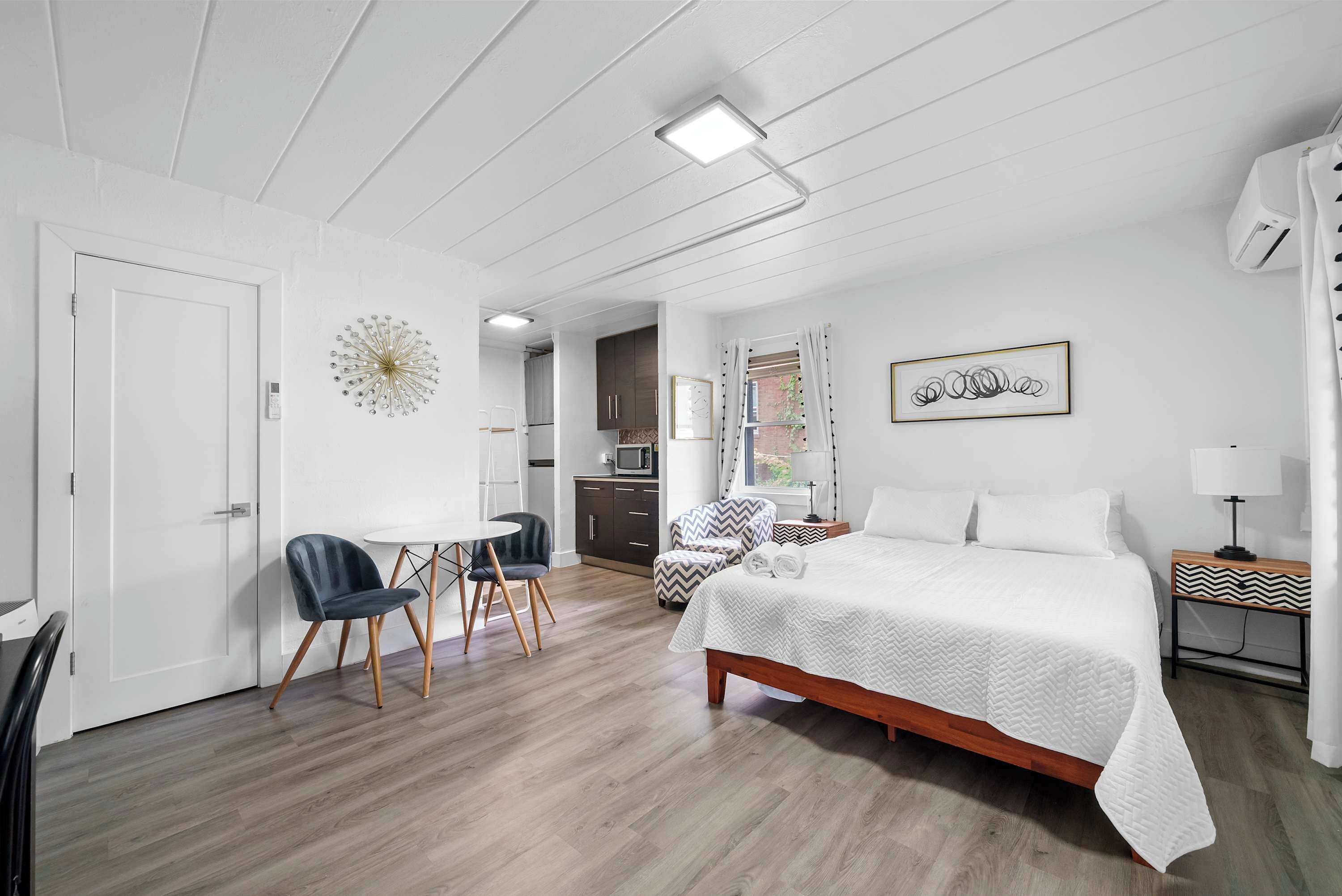 Desk, iron/ironing board, WiFi, bed sheets