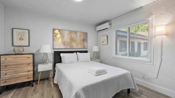 Escritorio, tabla de planchar con plancha, wifi y ropa de cama