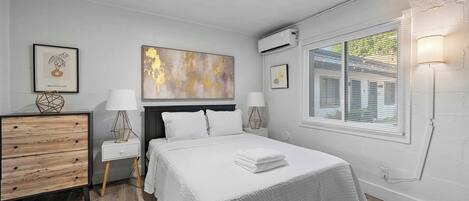 Skrivebord, strykejern/-brett, wi-fi og sengetøy