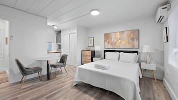 Escritorio, tabla de planchar con plancha, wifi y ropa de cama