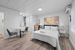 Bureau, fer et planche à repasser, Wi-Fi, draps fournis