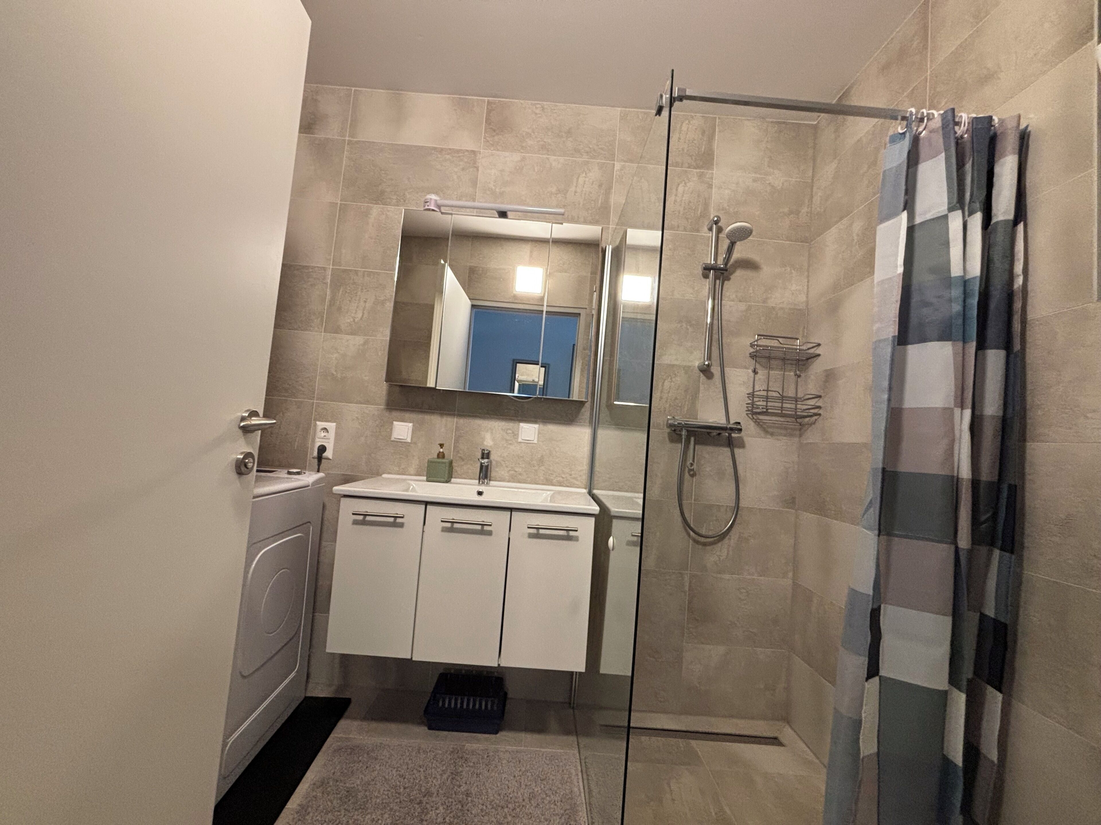 Dusche, Haartrockner, Handtücher, Toilettenpapier