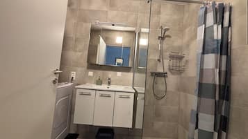 Dusche, Haartrockner, Handtücher, Toilettenpapier
