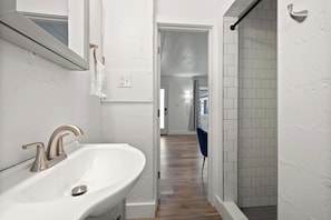 Shower, hair dryer, towels - Chic City Retreat 93F (Columbus)
