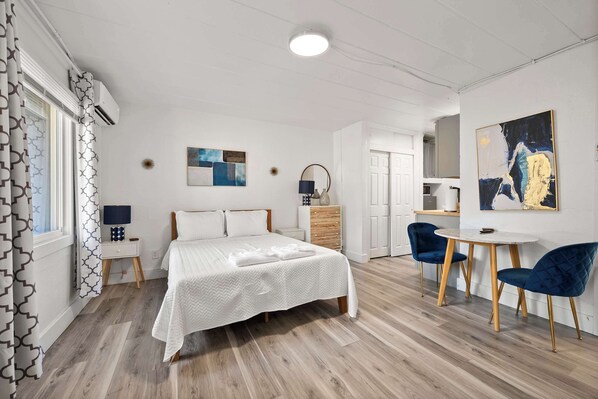 Desk, iron/ironing board, WiFi, bed sheets