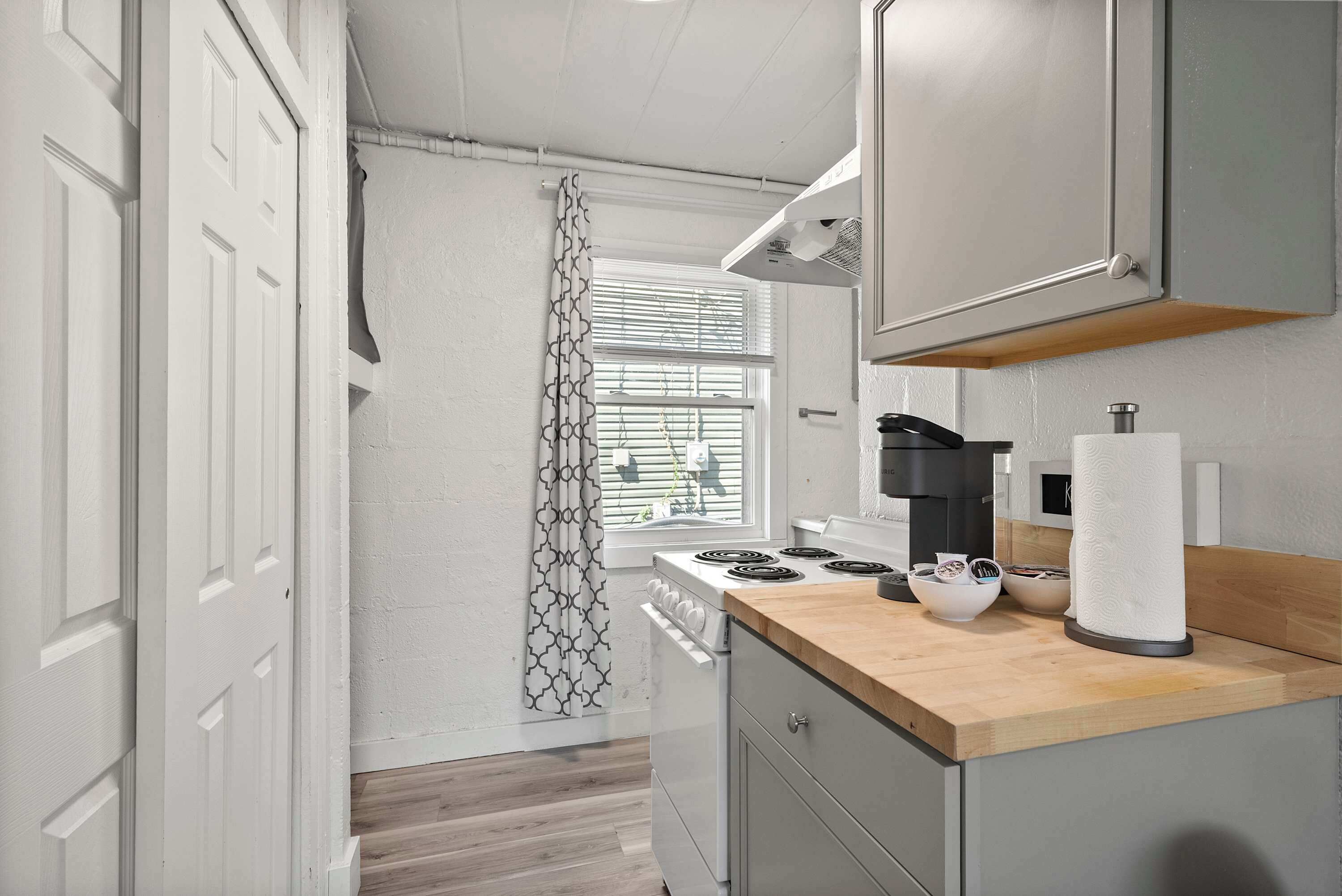 Jääkaappi, mikroaaltouuni, uuni, liesi