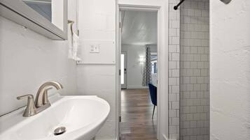 Dusj, hårføner og håndklær