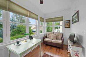 Televisión y oficina 