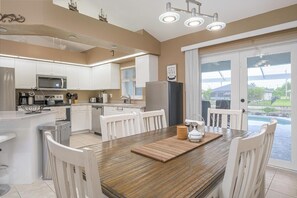 Kühlschrank, Mikrowelle, Ofen, Geschirrspüler