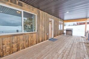 Terrace/patio - Northern Lights Retreat+7brms+AC+hotub+30milesYNP (Island Park)