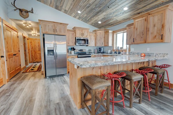 Fridge, microwave, oven, stovetop - Northern Lights Retreat+7brms+AC+hotub+30milesYNP (Island Park)