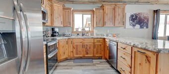 Northern Lights Retreat+7brms+AC+hotub+30milesYNP