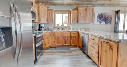 Northern Lights Retreat+7brms+AC+hotub+30milesYNP