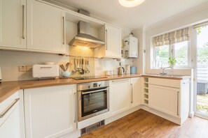 ميكروويف، غسالة أطباق، ماكينة لصنع القهوة/الشاي، كرسي للأطفال