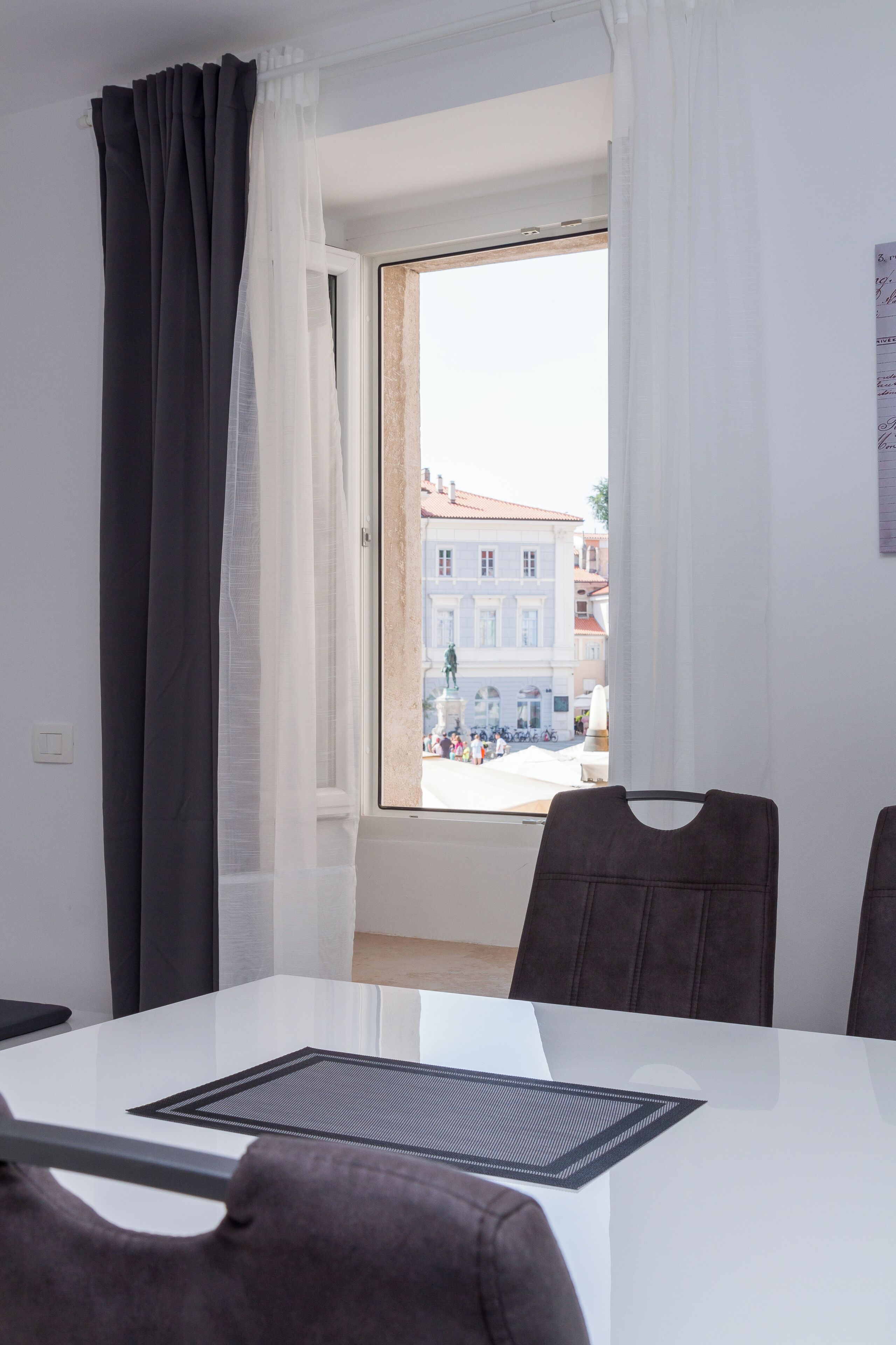 Superior-Apartment, 2 Schlafzimmer, Stadtblick | Essbereich im Zimmer