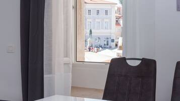 Superior-Apartment, 2 Schlafzimmer, Stadtblick | Essbereich im Zimmer