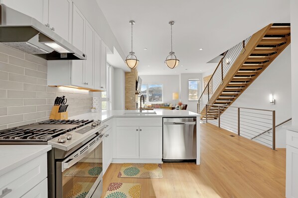 冷蔵庫、電子レンジ、オーブン、コンロ