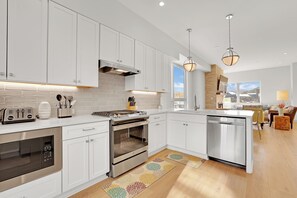 冷蔵庫、電子レンジ、オーブン、コンロ