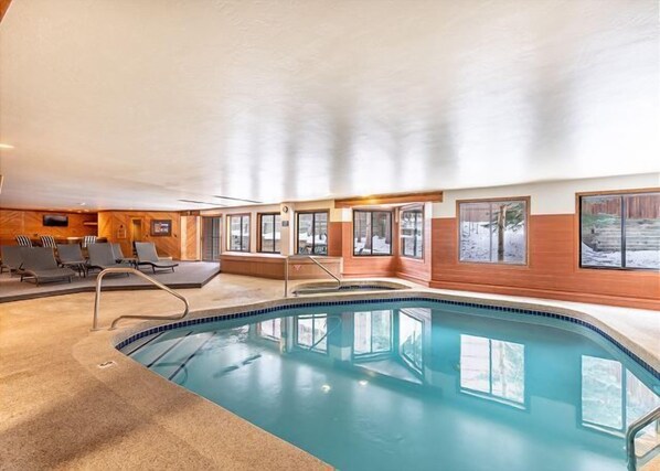 A heated pool - Homey Mountain Haven - Keystone, CO (Keystone)