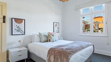 3 bedrooms, desk, WiFi, bed sheets