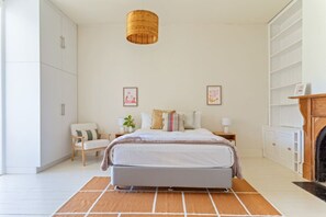 3 bedrooms, desk, WiFi, bed sheets