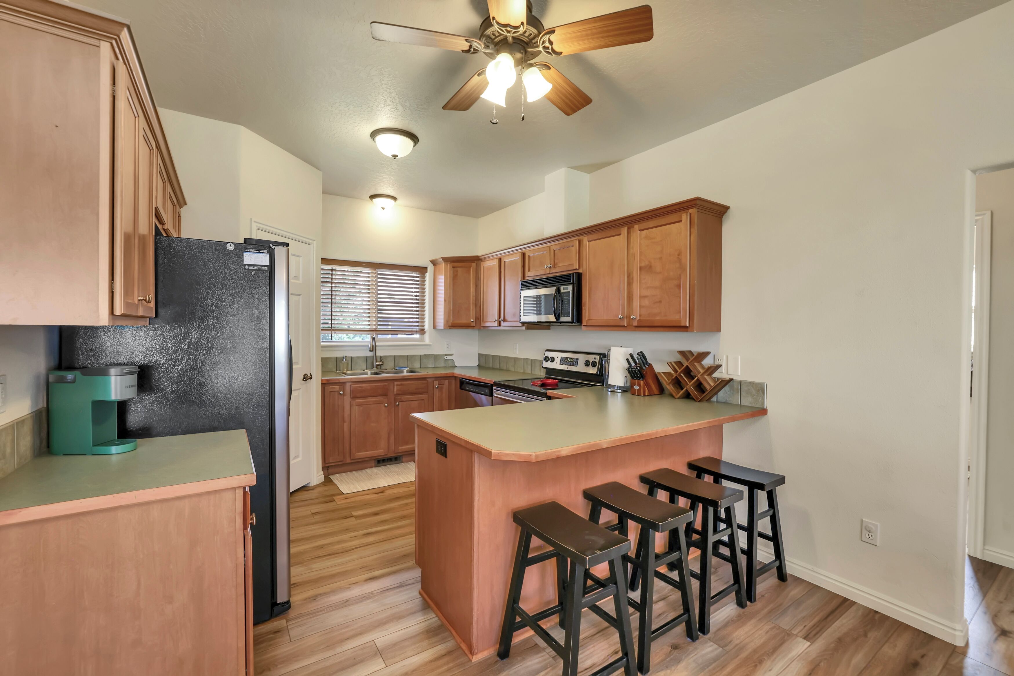 Kylskåp, mikrovågsugn, ugn och spishäll