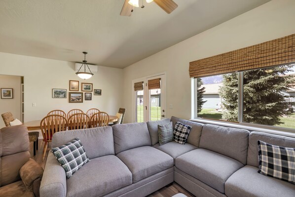 Smart TV - Charming 3-bedroom home, 5 min from Tamarack Resort (Donnelly)