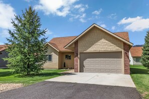 Exterior - Charming 3-bedroom home, 5 min from Tamarack Resort (Donnelly)