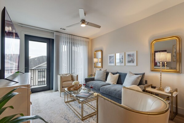 Smart TV, computer monitors - Chic Midtown Penthouse Escape - Pool, Gym, Patio with City Views (Nashville)