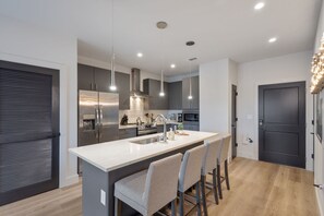Fridge, microwave, oven, stovetop - Chic Midtown Penthouse Escape - Pool, Gym, Patio with City Views (Nashville)