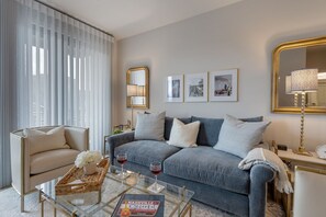 Smart TV, computer monitors - Chic Midtown Penthouse Escape - Pool, Gym, Patio with City Views (Nashville)