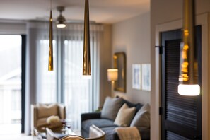 Smart TV, computer monitors - Chic Midtown Penthouse Escape - Pool, Gym, Patio with City Views (Nashville)