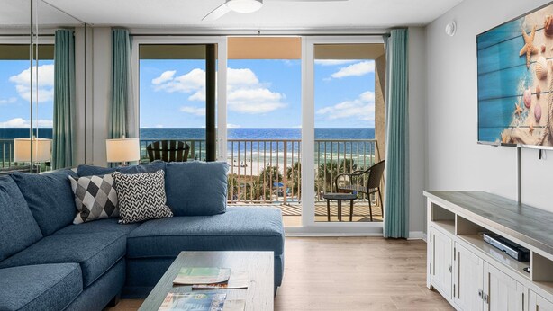Living area - NEW RENTAL! COMPLETELY RENOVATED! GREAT BEACH AND POOL VIEWS (Panama City)