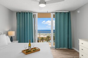 2 bedrooms, desk, iron/ironing board, free WiFi - NEW RENTAL! COMPLETELY RENOVATED! GREAT BEACH AND POOL VIEWS (Panama City)