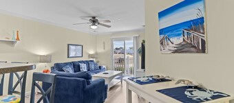 Blue Wolf Retreat! One Block to Beach! Pool, Pets, and Walk to groceries & more!