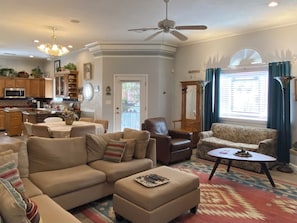Smart TV, chimenea, libros y biblioteca musical 