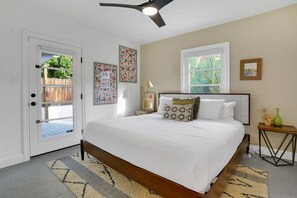 4 soverom, skrivebord, strykejern/-brett og reiseseng for barn