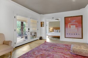 4 Schlafzimmer, Schreibtisch, Bügeleisen/Bügelbrett, Reisekinderbett