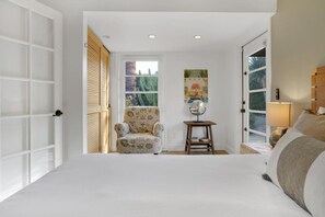 4 habitaciones, escritorio y tabla de planchar con plancha