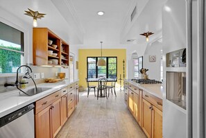 Refrigerador, microondas, horno, placa de cocina