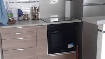 Een microgolfoven, een oven, een kookplaat